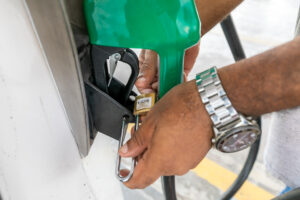 Bico de combustível com lacre de segurança durante fiscalização em posto de Cuiabá.