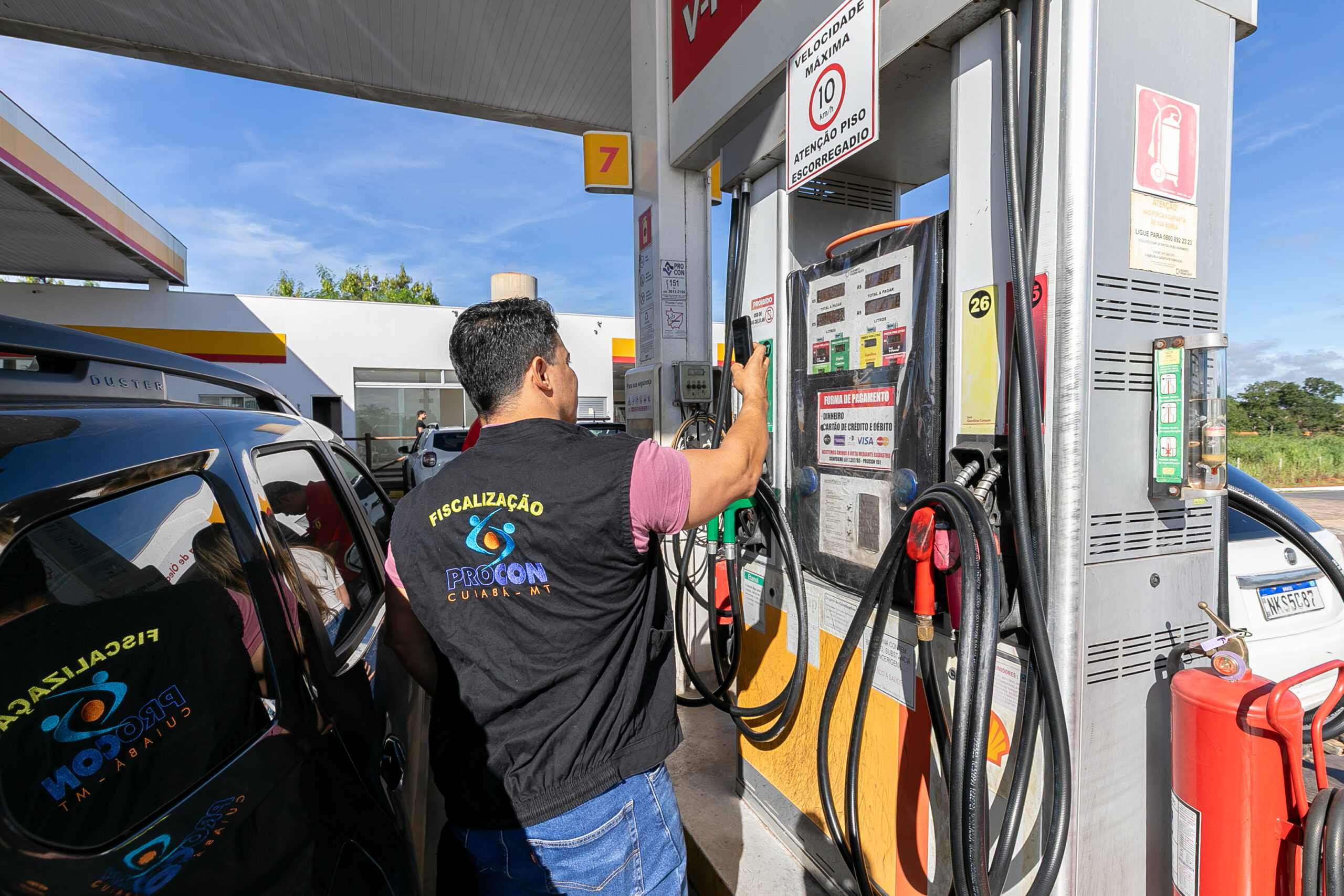 Fiscalização do Procon em posto de combustível durante operação contra aumento irregular do diesel em Cuiabá