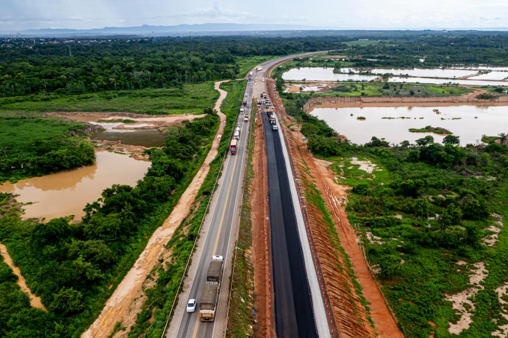 Investimentos em infraestrutura viária fortalecem logística, reduzem custos e ampliam oportunidades econômicas no estado