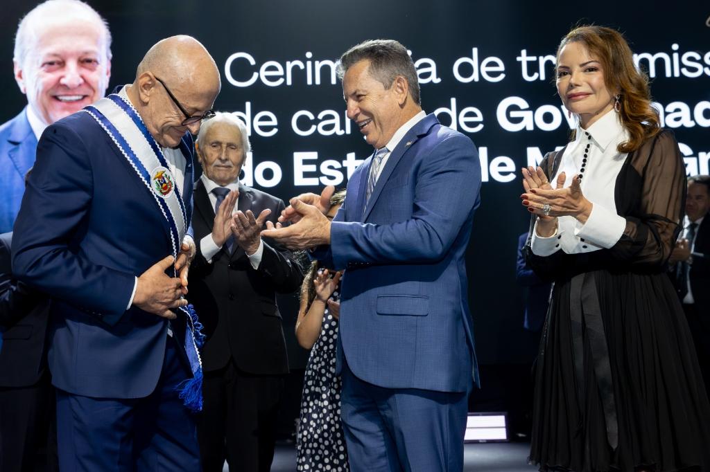 O governador Mauro Mendes (União Brasil) renunciou oficialmente ao cargo em Mato Grosso nesta terça-feira (31) para disputar uma vaga ao Senado Federal nas eleições de 2026. A decisão atende à legislação eleitoral, que exige desincompatibilização de governantes que desejam concorrer a outro cargo eletivo. Mendes, que liderava o estado desde 2019, destacou que a escolha foi feita após diálogo com aliados políticos e familiares. “É hora de ampliar nossa atuação pelo estado, agora no Senado, defendendo a segurança pública e os interesses de Mato Grosso no Congresso Nacional”, afirmou. Com a renúncia, o vice-governador Otaviano Pivetta (Republicanos) foi empossado como novo governador, em cerimônia na Assembleia Legislativa de Mato Grosso, em Cuiabá, e posteriormente recebeu a faixa governamental de Mauro Mendes em evento no Allure Hall. Pivetta afirmou que sua gestão terá como prioridade a continuidade dos projetos em andamento, o fortalecimento das parcerias com municípios e a ampliação de investimentos em todas as áreas do estado. Ele destacou que pretende governar com ética, transparência e eficiência, respeitando o dinheiro público e focando em inclusão social e combate à pobreza. “Vamos continuar avançando em áreas essenciais como estradas, saúde e educação, garantindo que todos os mato-grossenses tenham acesso a serviços de qualidade. Mato Grosso cresceu 56% nos últimos sete anos, mas ainda temos muito a fazer”, disse Pivetta. A cerimônia contou com a presença de autoridades de todos os poderes, prefeitos, representantes do setor produtivo, deputados federais e estaduais, suplentes do Senado, secretários e cidadãos. O ex-governador Mauro Mendes afirmou que o estado continuará crescendo e prosperando, enquanto o ex-governador Blairo Maggi reforçou a confiança na continuidade do trabalho de desenvolvimento. O presidente da Assembleia Legislativa, Max Russi, destacou que o Legislativo apoiará o novo governador para garantir desenvolvimento e qualidade de vida. A transição marca o início da corrida eleitoral de 2026 em Mato Grosso, quando serão escolhidos governador, senadores, deputados federais e estaduais. Pivetta assume o Executivo até o final do mandato em 2027, consolidando-se como protagonista no cenário político estadual.