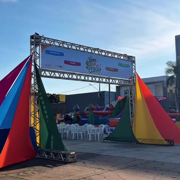 Famílias lotaram a Praça Cultural do CPA II durante a realização do projeto Vem Pra Praça, em Cuiabá.