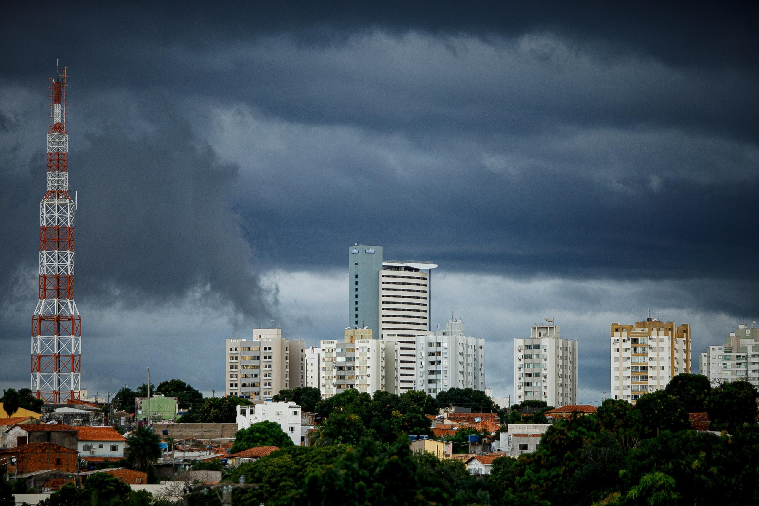 Prepare o casaco! 🧥 A primeira semana do inverno promete derrubar as temperaturas em Cuiabá e em várias cidades de Mato Grosso. A máxima pode chegar a apenas 17°C na quarta-feira. Você gosta desse friozinho? 🥶👇