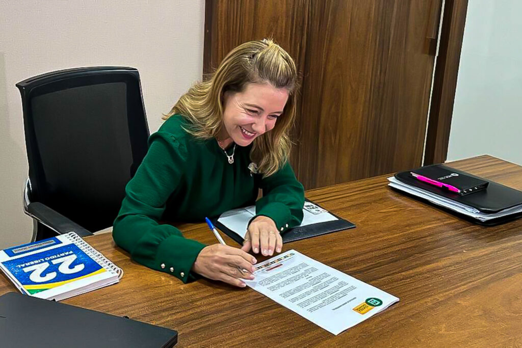 Mulheres reunidas em uma mesa de debate ou reunião do Conselho Municipal dos Direitos da Mulher de Várzea Grande