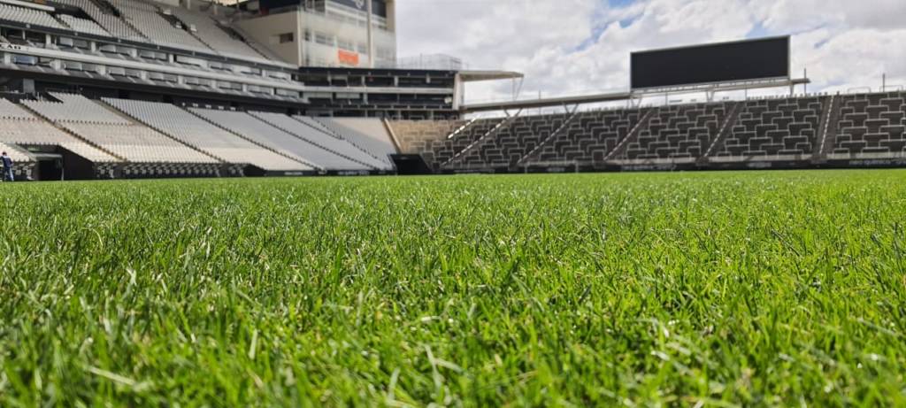 Corinthians realiza manutenção e renovação do gramado da Neo Química Arena durante a pausa do Campeonato Brasileiro em 2026.