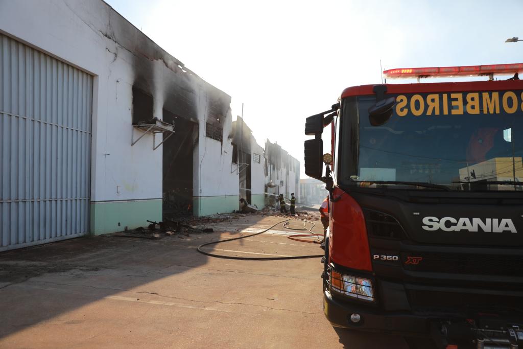 Bombeiros utilizam mais de 70 mil litros de água para combater incêndio em Várzea Grande